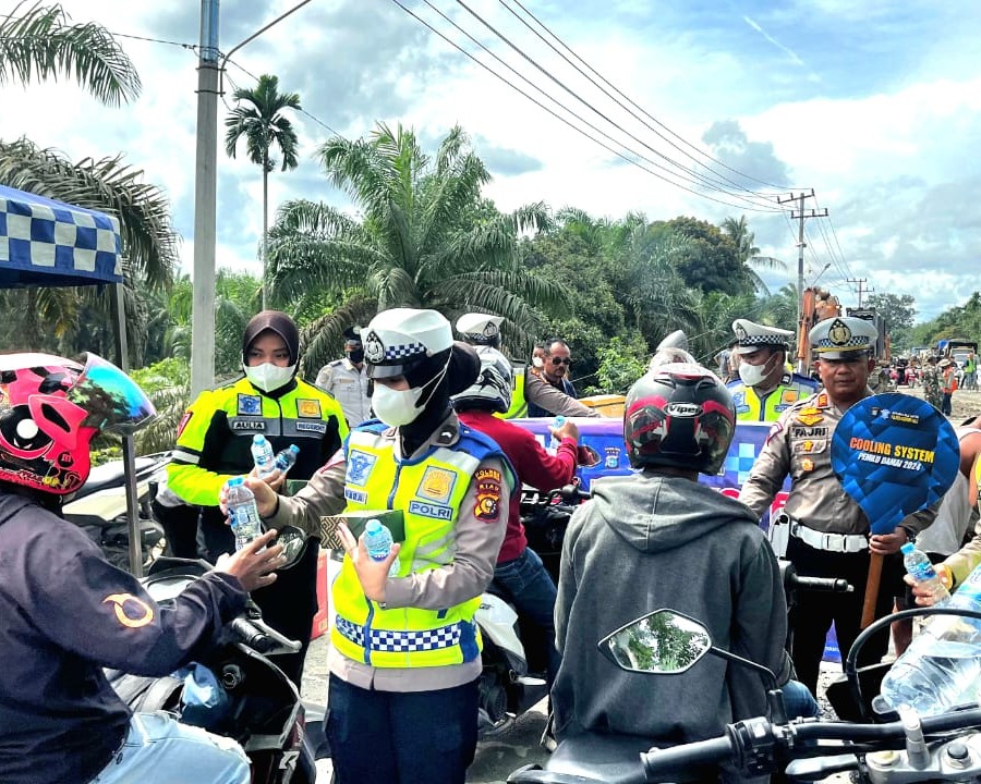 Jembatan Barangan Amblas, Kasat Lantas Polres Inhu dan Polwan Cantik Beraksi