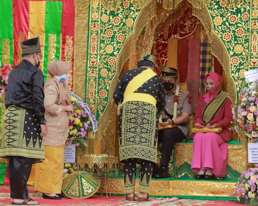 Resmi Masuki Mapolda, Kapolda Riau Irjen Pol Mohammad Iqbal Disambut Adat Tepuk Tepung Tawar