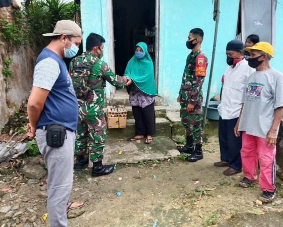 Wujud Kepedulian Di Masa Pandemi Covid-19, Babinsa Kodim 0301/PBR Sisihkan Gajinya Untuk di Berikan Kepada Warga