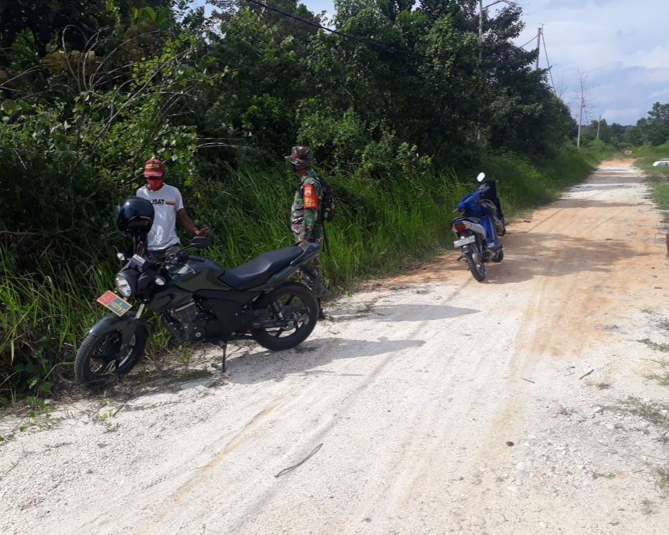 Babinsa Kodim 0301/PBR Bersinergi Bersama MPA Laksanakan Patroli dan Sosialisasi Cegah Karhutla