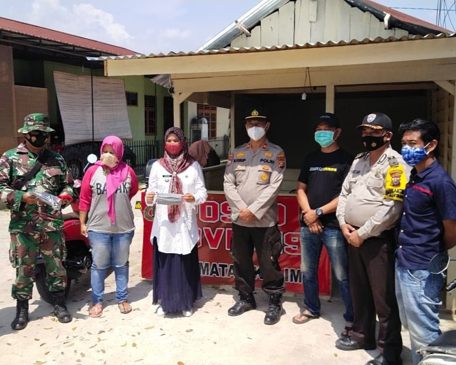 Cegah Penyebaran Covid-19, Babinsa Kodim 0301/PBR Bagikan Ratusan Masker Gratis di Pasar Tangor