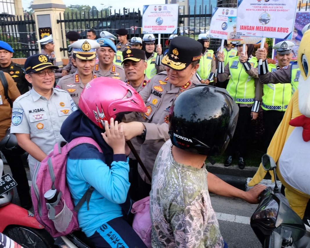 Operasi Keselamatan Lancang Kuning 2023 Digelar, Kapolda Riau Bagikan Helm Kepada Pengendara, Keselamatan Adalah Yang Utama