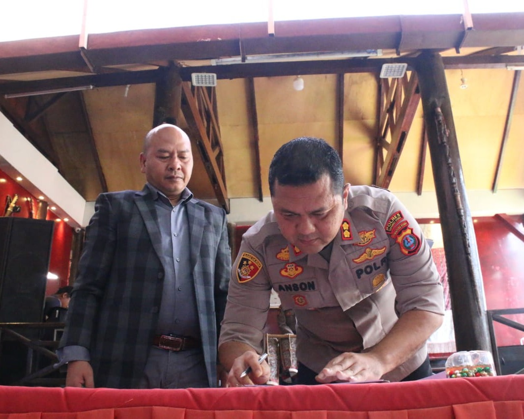 Bupati Taput Serahkan Bantuan Dana Hibah Dukung Penerapan Tilang ETLE