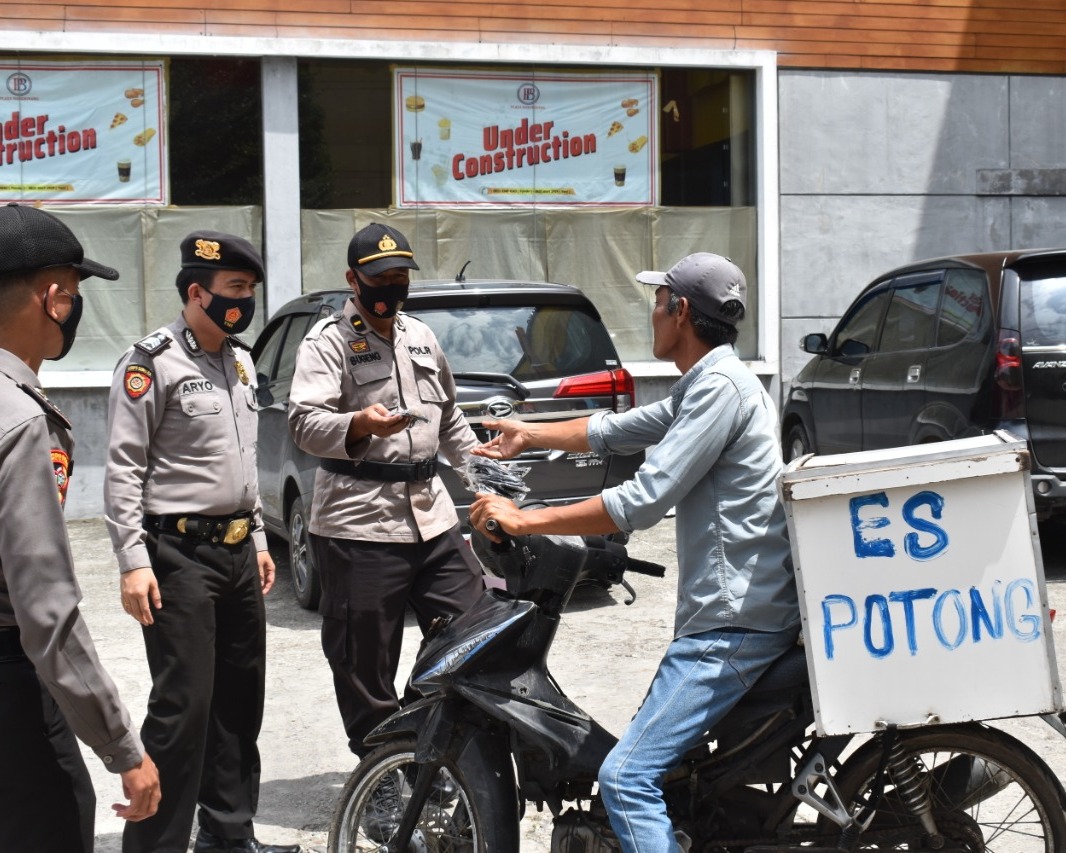 Jajaran Polres Kampar Hari Ini Bagikan 1000 Masker Untuk Masyarakat di Kota Bangkinang