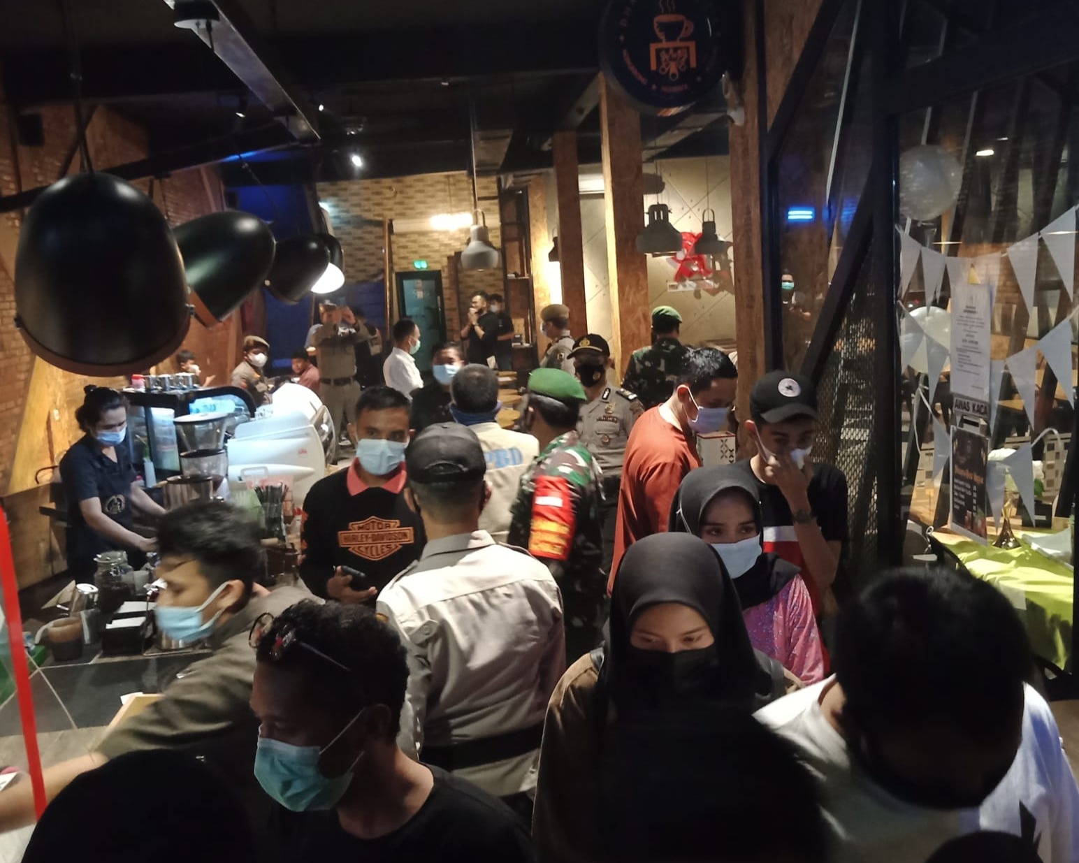 Babinsa Kodim 0301/PBR Bersama Polsek Tenayan Raya Laksanakan Patroli Gabungan Dalam Pemberlakuan PPKM Level 4