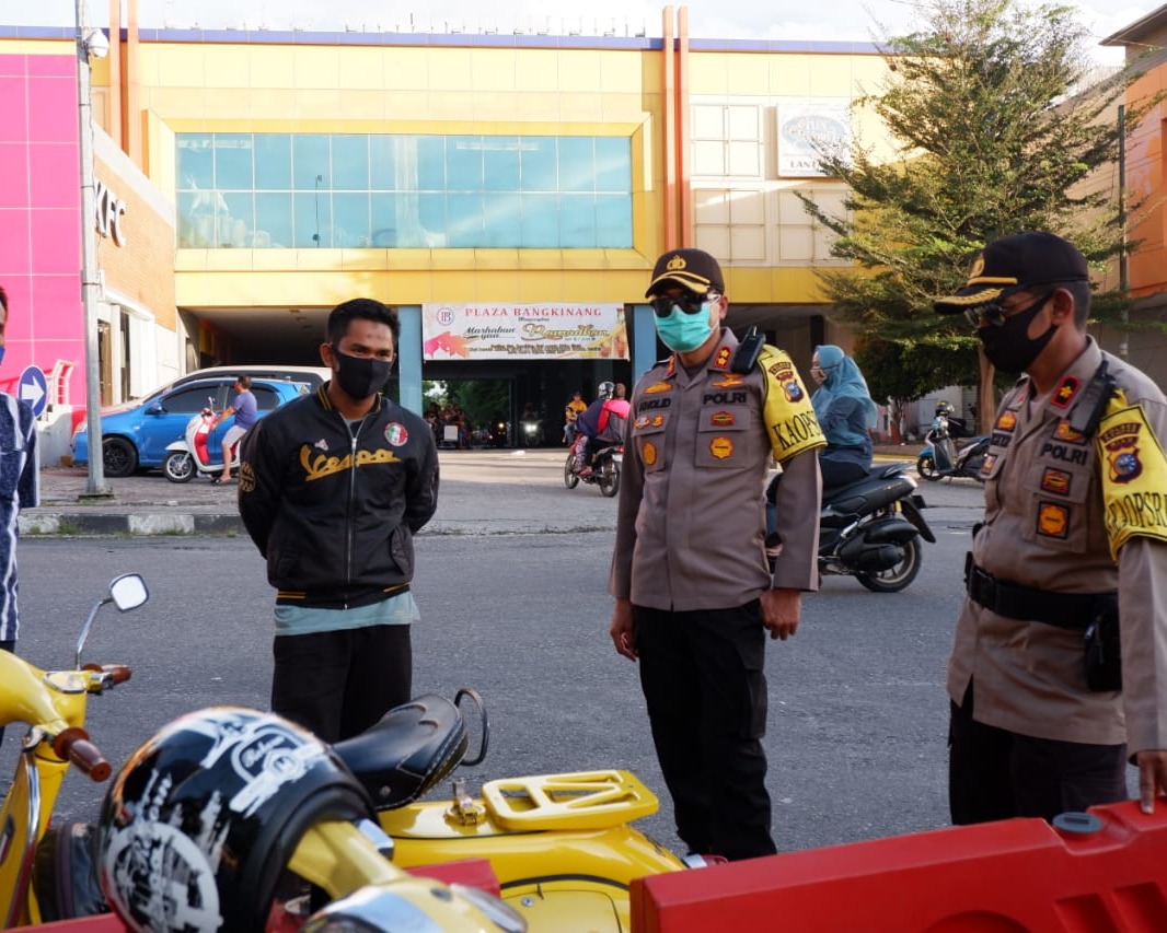 Kapolres Bersama Komunitas Vespa Antik Polres Kampar Bagikan Masker di Kawasan Pasar Ramadhan