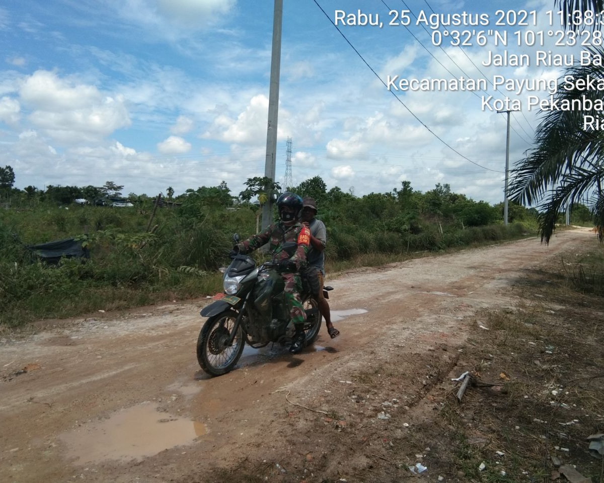 Babinsa Kodim 0301/PBR Lakukan Patroli dan Sosialisasi Karhutla di Kelurahan Tampan