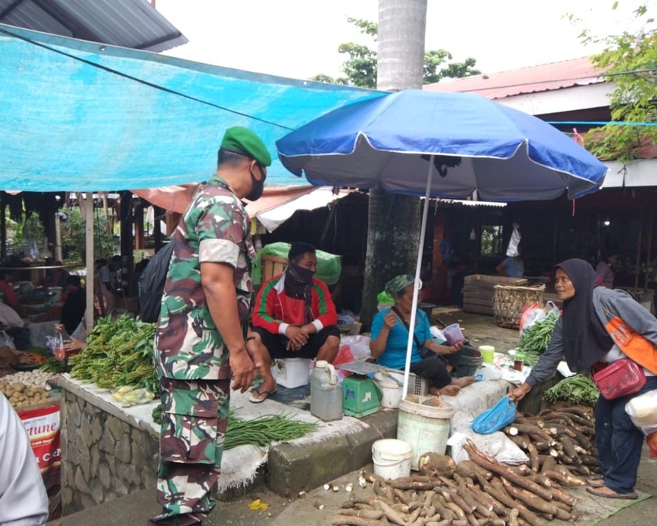 Babinsa Kodim 0301/PBR Gencar Lakukan Penegakan Disiplin Prokes di Pasar Tradisional Rumbai