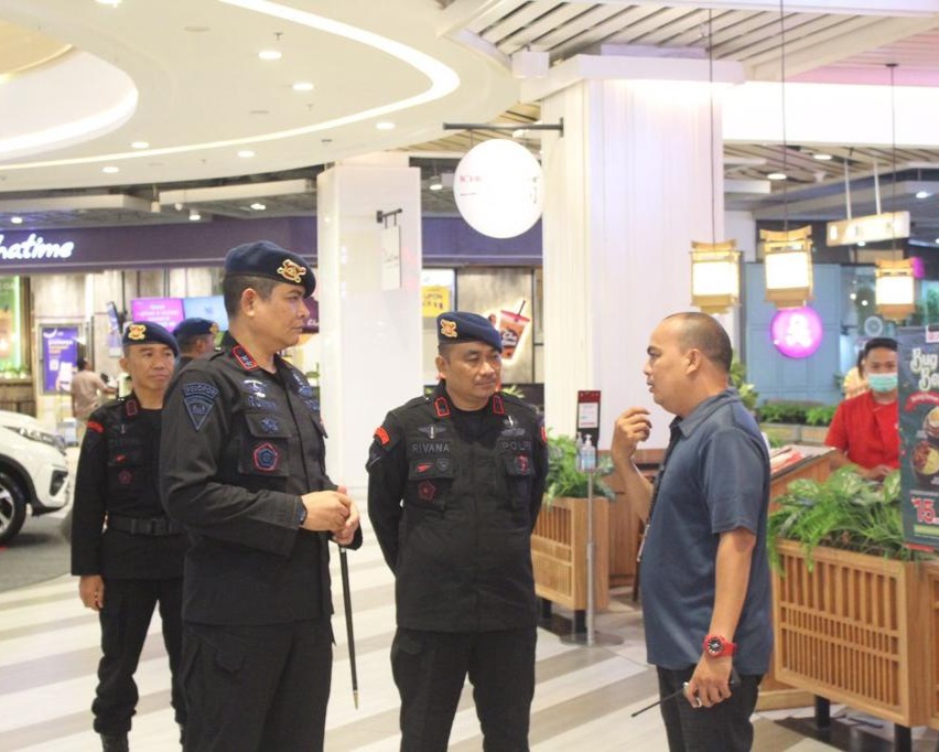 Berikan Rasa Aman dan Kenyamanan Selama Bulan Ramadhan, Brimob Polda Riau Laksanakan Patroli Jalan Kaki Ke Tempat Keramaian