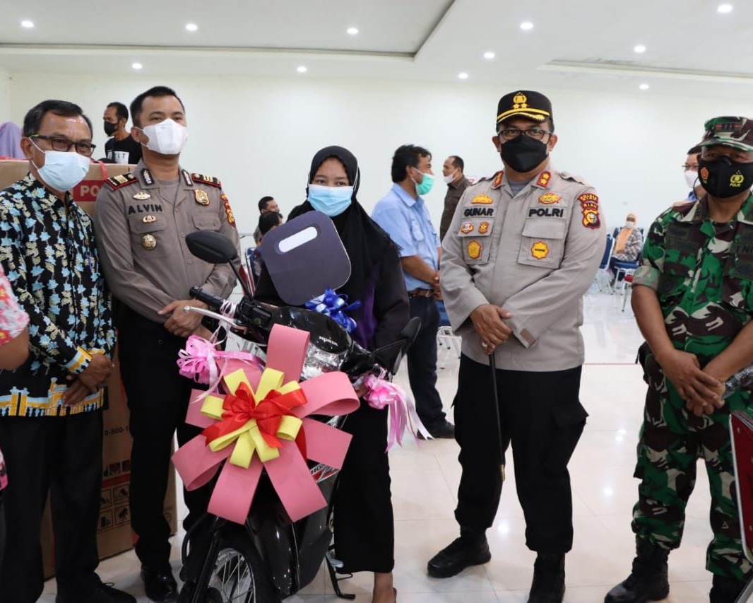 Kapolres Siak Serahkan Satu Unit Sepeda Motor Hadiah Undian Pekan Vaksinasi Gelombang Pertama