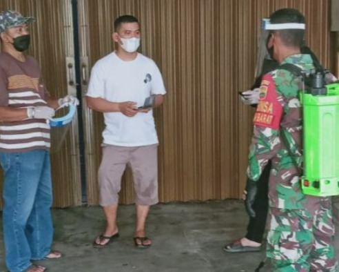 Babinsa Kodim 0301/PBR Laksanakan Giat Penyemprotan Disinfektan Dirumah Warga Kelurahan Sidomulyo Barat