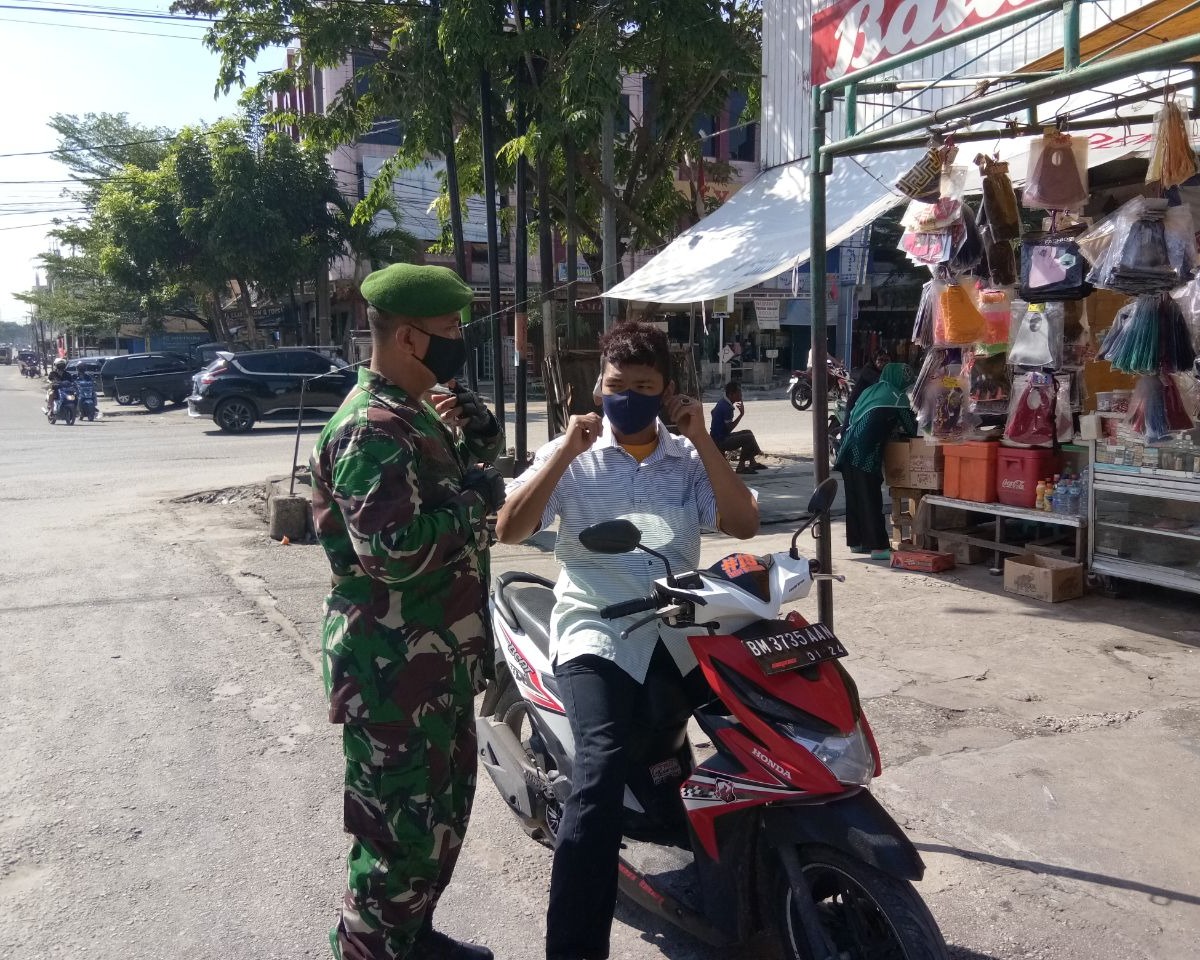 Babinsa Kodim 0301/PBR Lakukan Himbauan Prokes Kepada Pedagang dan Pengunjung Pasar