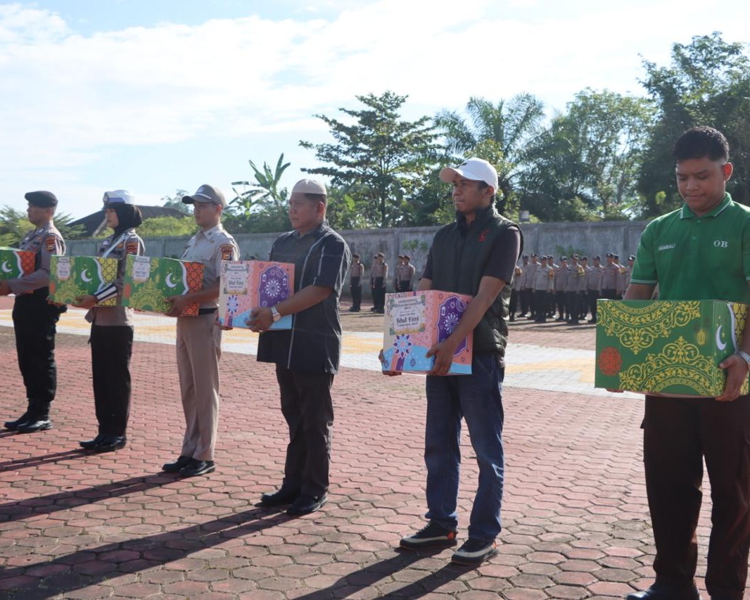 Apel Dan Penyerahan Bingkisan Lebaran, Wujud Kepedulian Polres Rokan Hulu