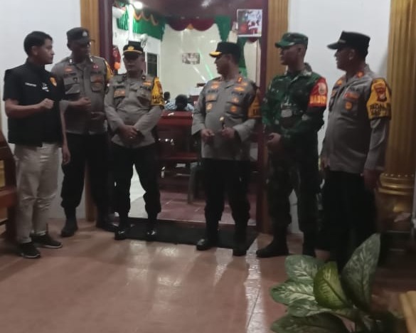 Kapolres Rohul AKBP Budi Setiyono Monitoring Pengamanan Malam Hari Natal 2024 di Kecamatan Kabun