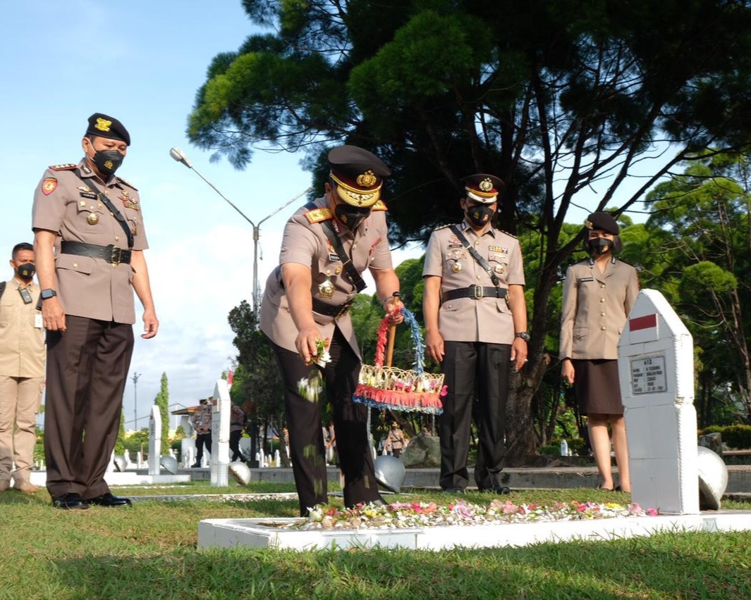 Sambut Hari Bhayangkara Ke-75, Kapolda Riau Pimpin Ziarah dan Tabur Bunga Di TMP Kusuma Dharma