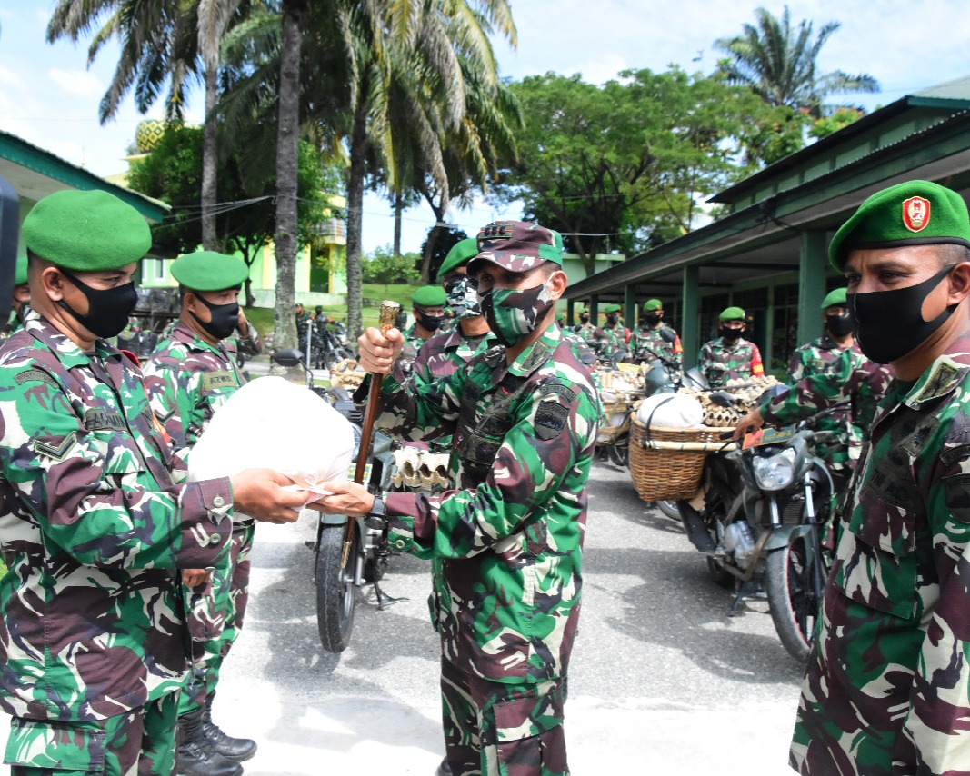 Kunker, Danrem 031/WB Kembali Salurkan Paket Sembako Untuk Masyarakat Dan Berikan Penghargaan Kepada 5 Prajurit Kodim 0313/KPR Berprestasi