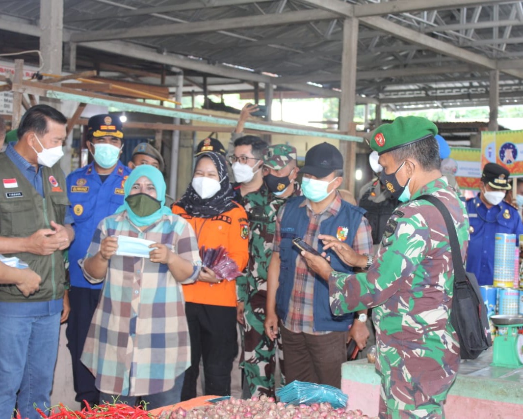 Ajak Disiplin Prokes, Kodim 0301/PBR Bersama Forkompimda Bagikan Masker Gratis di 2 Pasar