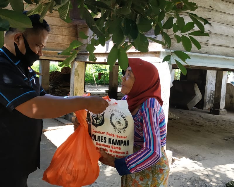 Menjelang Hari Bhayangkara ke-74, Polres Kampar Bantu Masyarakat Kurang Mampu Terdampak Covid-19