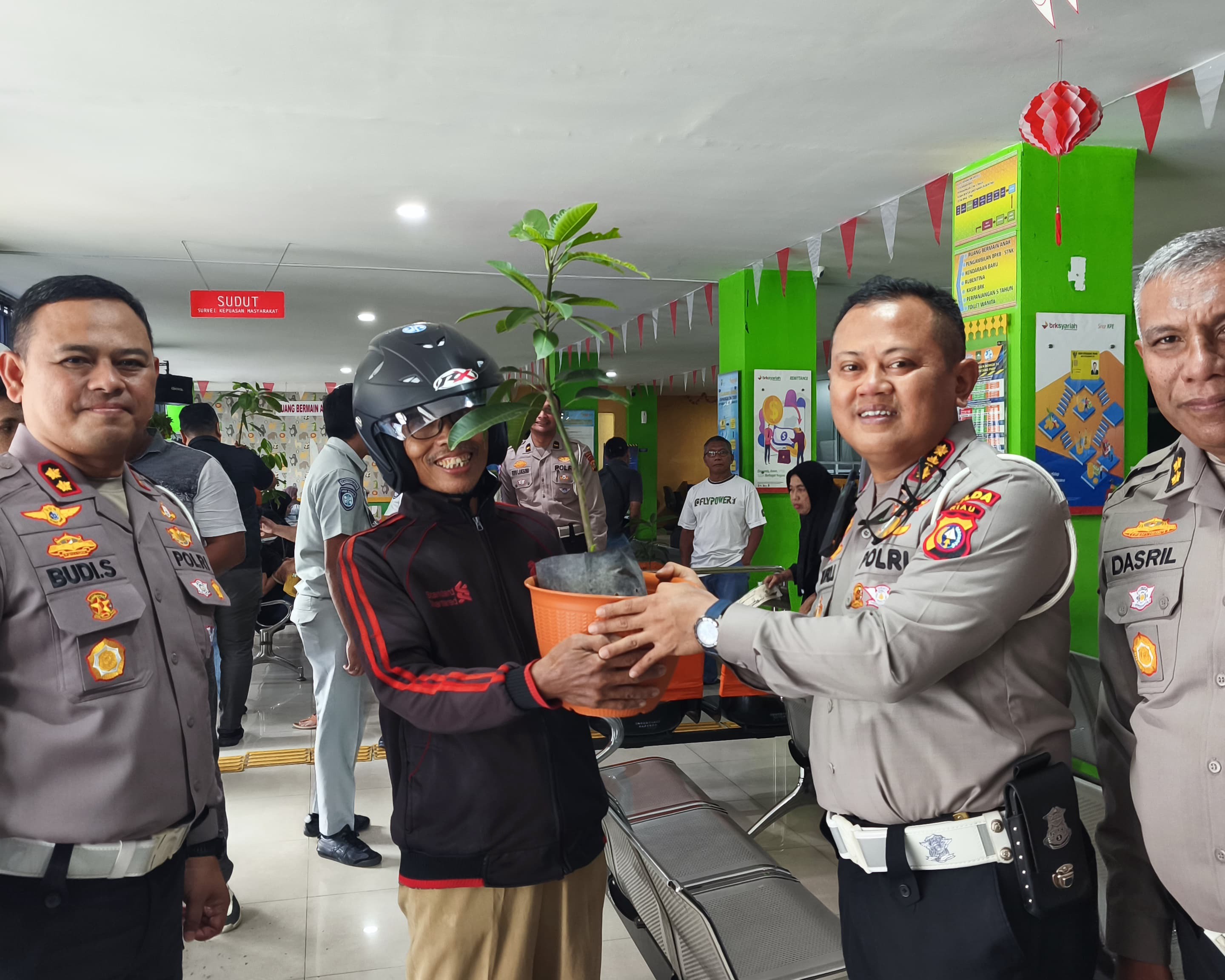 Polantas Menyapa: Dirlantas Polda Riau Bersama Tim Pembina Samsat Bagikan Helm Dan Bibit Pohon kepada Wajib Pajak