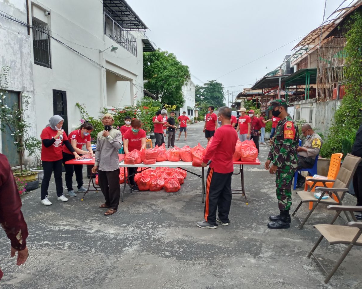 Babinsa Kodim 0301/Pekanbaru Bersama Warga Komplek Perumahan Pelangi Bagikan Sembako