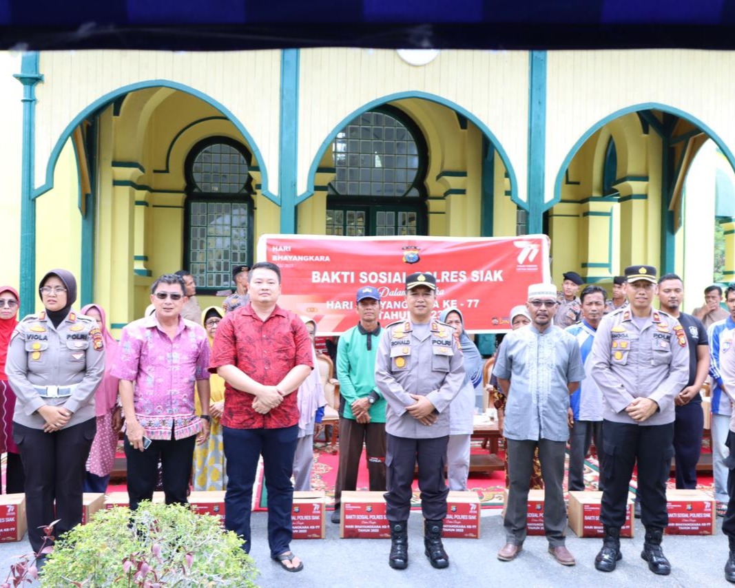 Sambut Hari Bhayangkara Ke-77, Polres Siak Gelar Bhakti Religi Serentak Bersih-Bersih Rumah Ibadah dan Bagikan 500 Paket Bansos