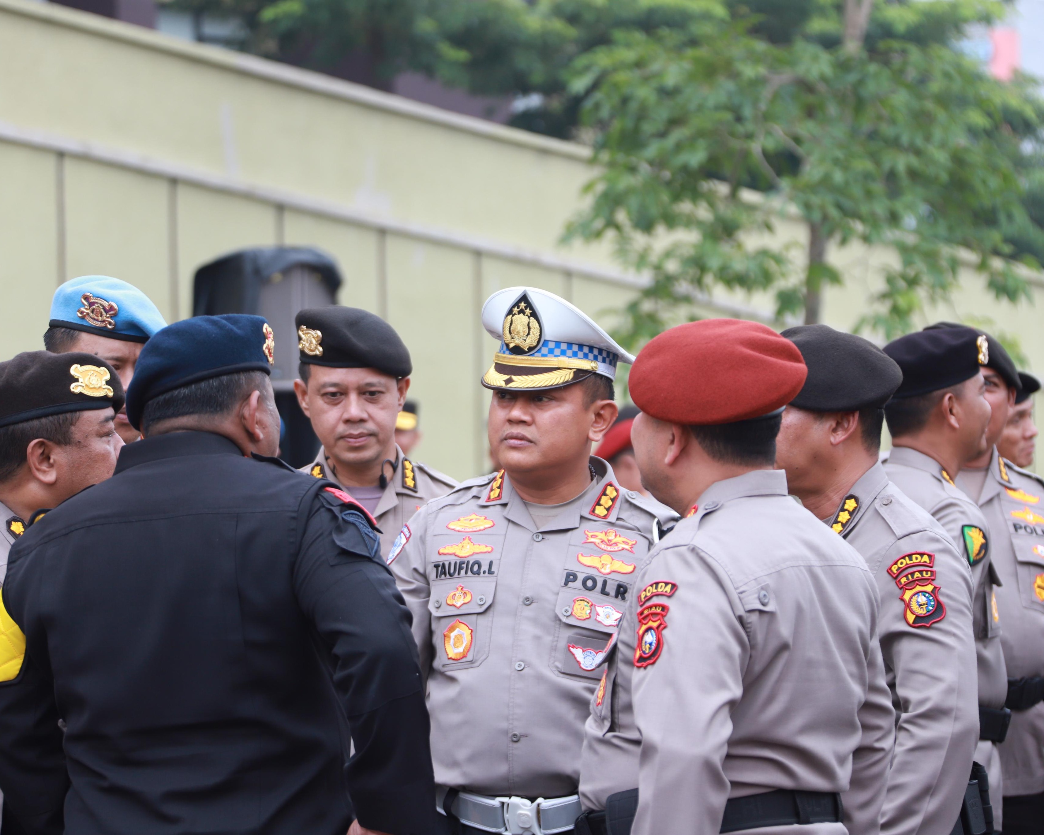 Kaopsda OMP-LK 2024 Dampingi Langsung Kapolda Riau Dalam Giat Pelepasan Personel BKO PAM TPS