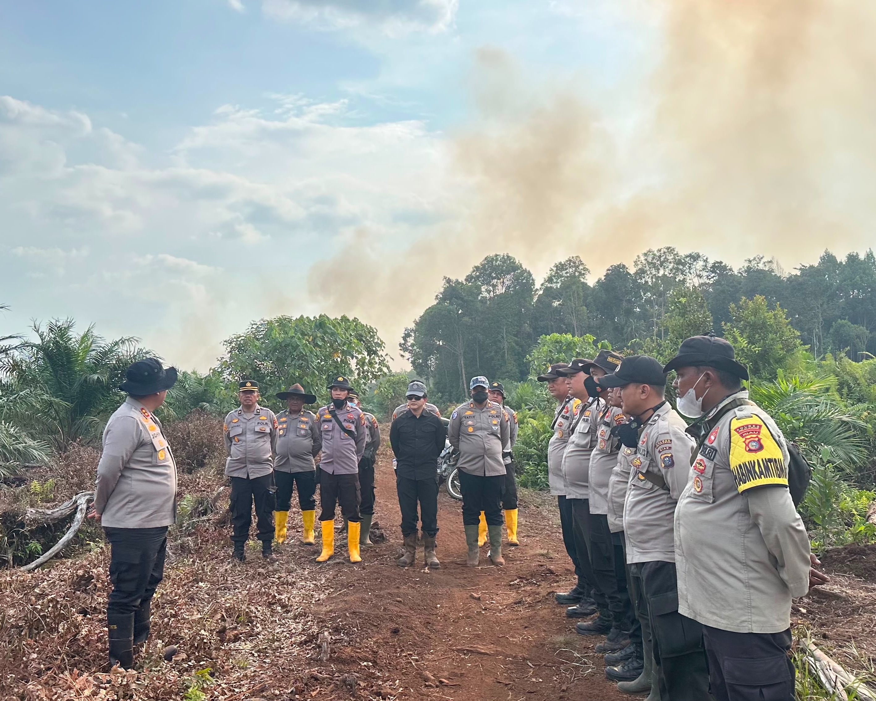 Kapolres Pelalawan, TNI dan RPK PT Pimpin Padamkan Karhutla 10 Hektar di Kerumutan, Water Bombing Diterjunkan
