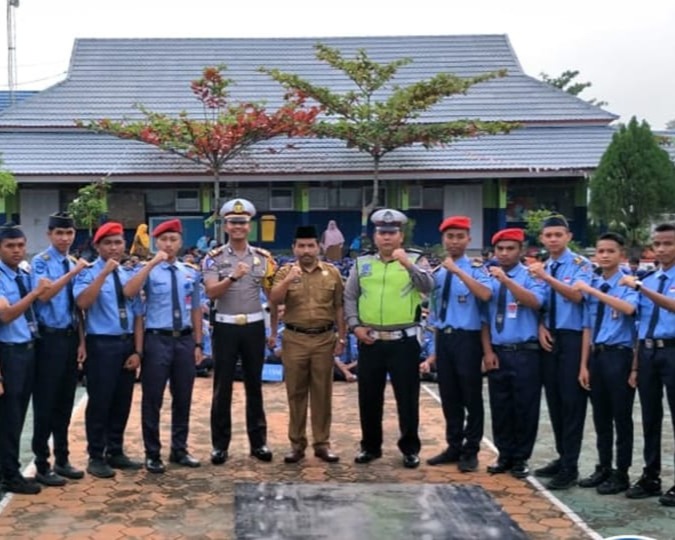 Gelar Police Goes to School di SMK Negeri 1 Bangkinang, Kasat Lantas Polres Kampar Menjadi Irup Upacara Bendera