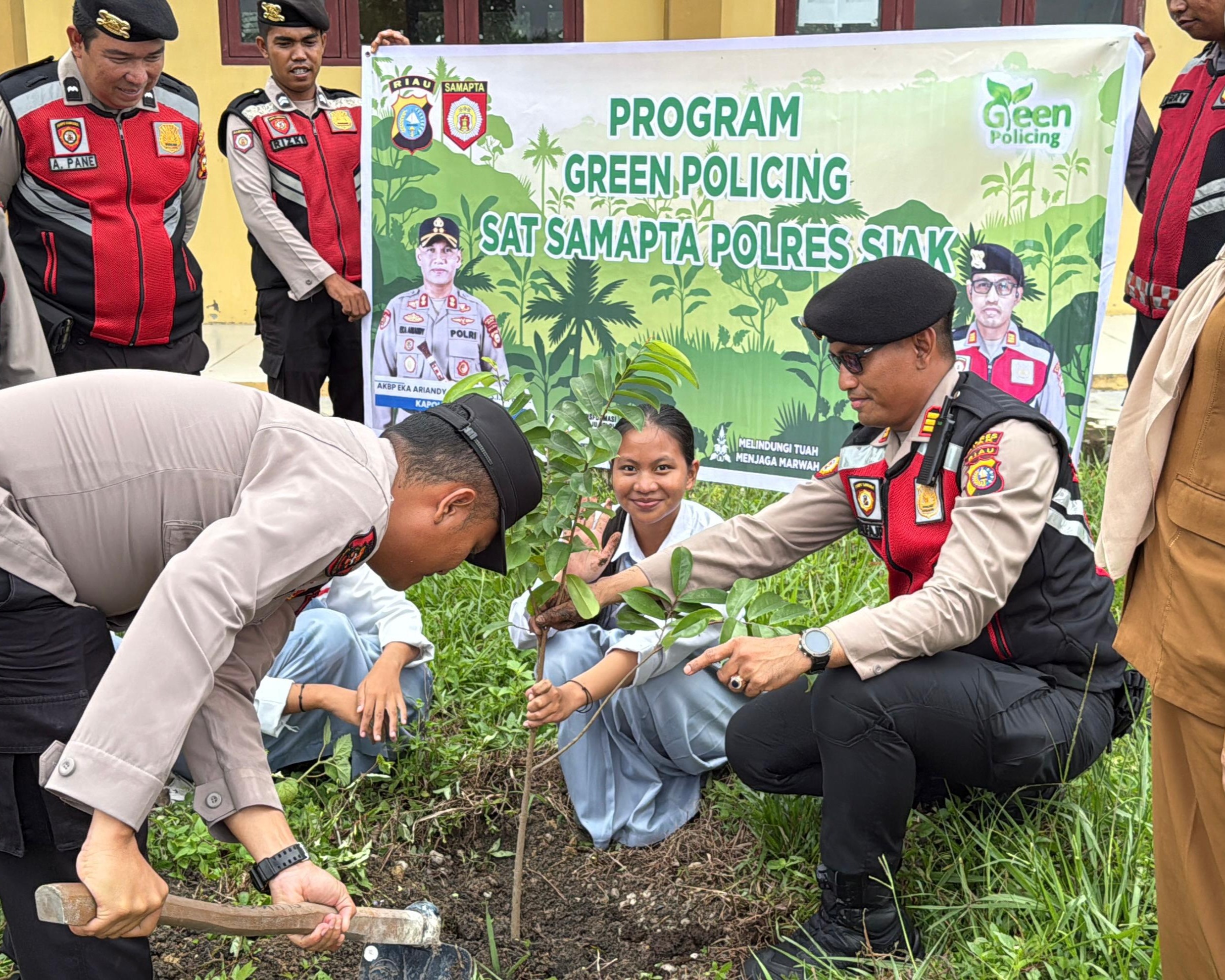 Polres Siak Tanam Pohon Di SMAN 2 Dayun, Dukung Program Green Policing Kapolda Riau