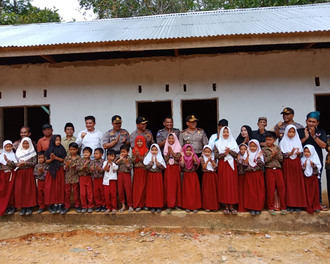 Kapolda Riau Kunjungi Sekolah Terisolir di Wilayah Desa Batu Sasak Kecamatan Kampar Kiri Hulu