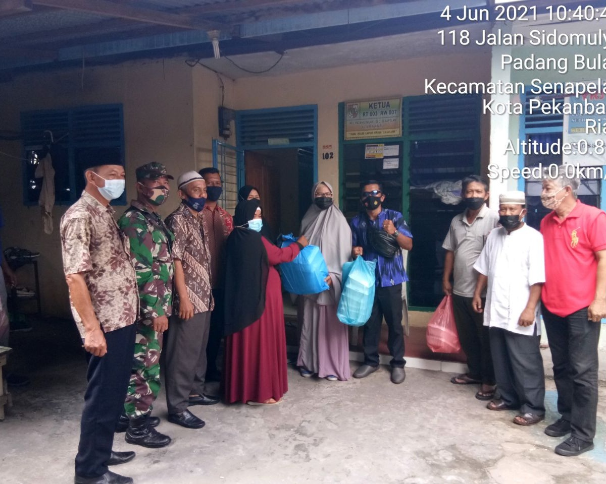 Babinsa Kodim 0301/PBR Bersama Forum RT RW Kelurahan Padang Bulan Laksanakan Jumat Barokah Bagikan Nasi Bungkus