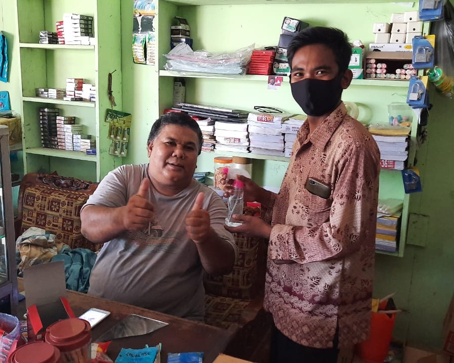 Cegah Penyebaran Covid-19, Relawan Satgas Siaga Bencana UR Distribusikan Handsanitizer Untuk Warga Inhu
