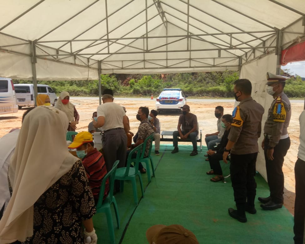 Kapolres Kampar Bersama Stakeholder Tinjau Posko Operasi Keselamatan Lancang Kuning 2021 di Jalan Lintas Riau - Sumbar Desa Tanjung Alai