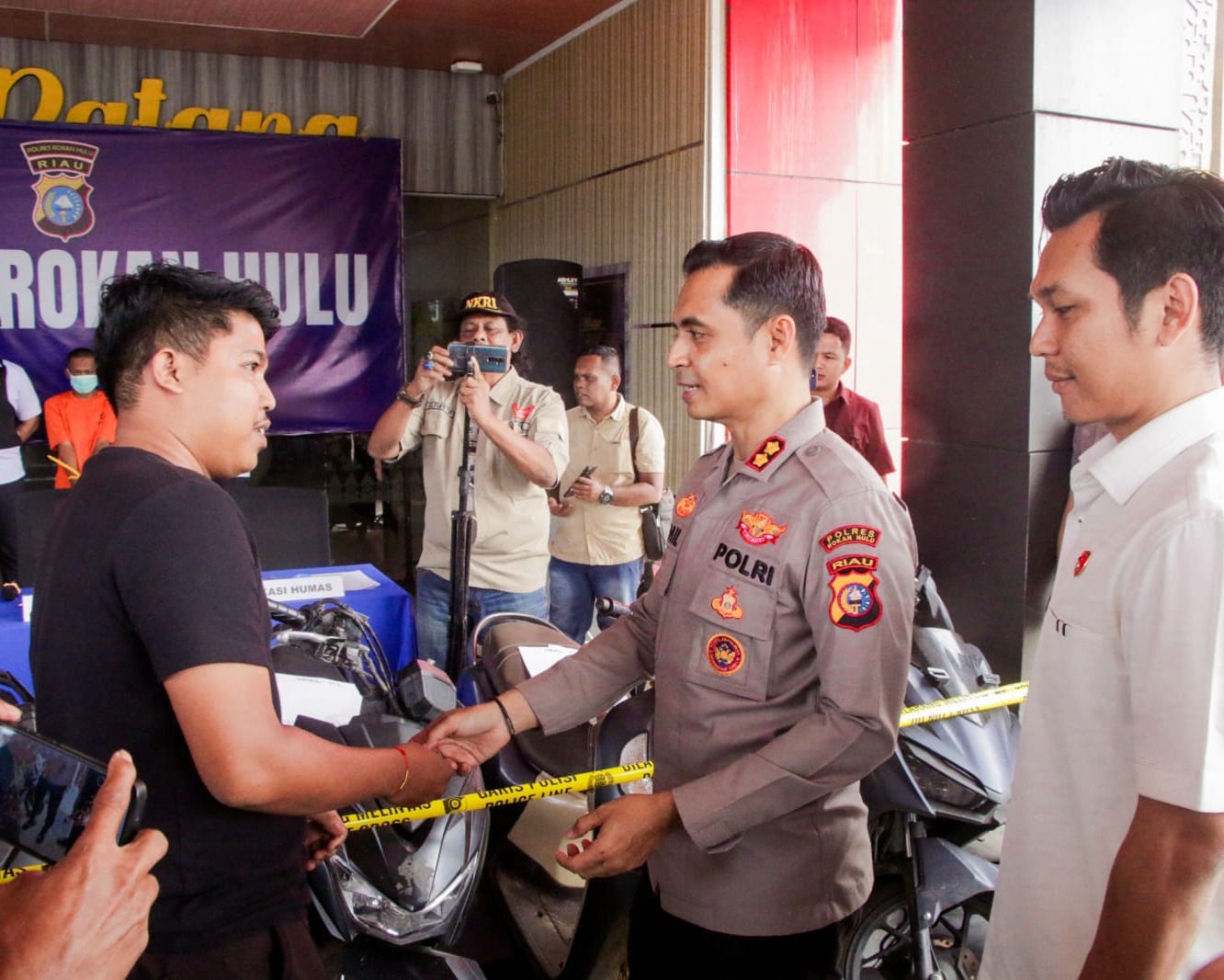 Konferensi Pers Polres Rokan Hulu Ungkap Rangkaian Kasus Curanmor, Satu Unit Mobil L300 dan 5 Unit Sepeda Motor Dikembalikan Kepada Korban