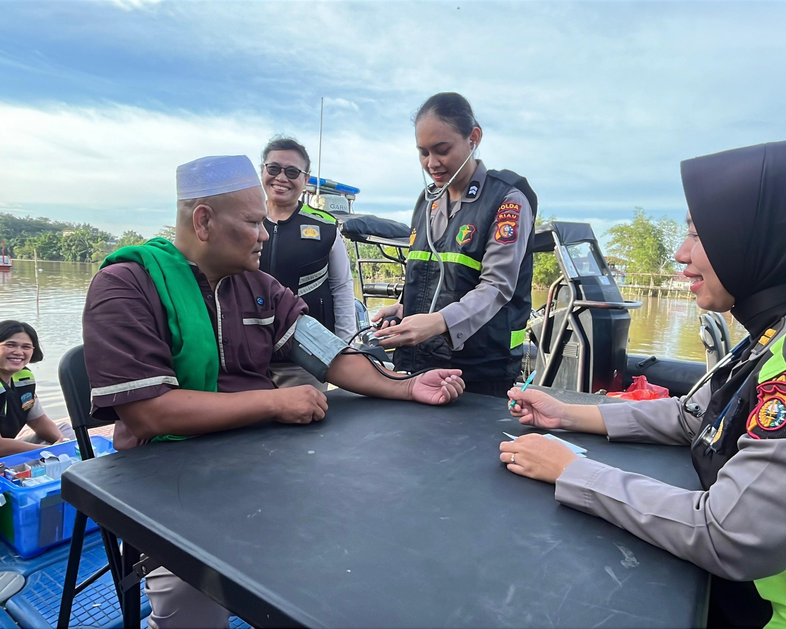 Program JALUR Polda Riau Laksanakan Bakti Sosial Dan Pelayanan Kesehatan Untuk Nelayan Sungai Siak
