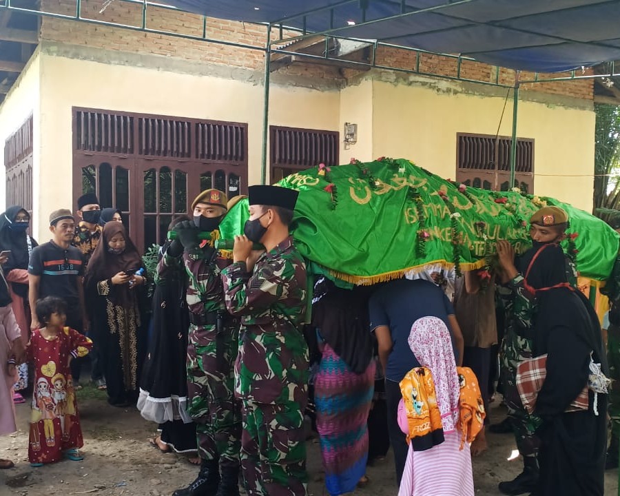 Persemayaman dan Pelepasan Jenazah Almarhum Serka Selamet, Kasdim 0301/PBR Bertindak Sebagai lnspektur Upacara