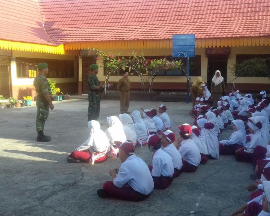 Babinsa Kodim 0301/Pekanbaru Pimpin Upacara Bendera di SDN 56 Kota Pekanbaru