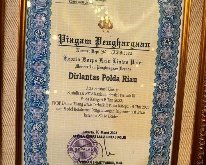 Dalam Rakernis Fungsi Lalu Lintas Tahun 2023, Dirlantas Polda Riau Menerima Piagam Penghargaan Atas Prestasi Kinerja Sosialisasi ETLE Nasional Presisi Terbaik Tiga dan PNBP Denda Tilang ELTE Terbaik Dua