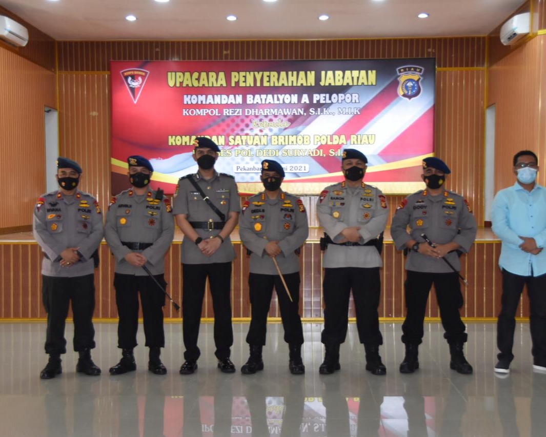 Upacara Penyerahan Jabatan Danyon A Pelopor Kepada Dansat Brimob Polda Riau