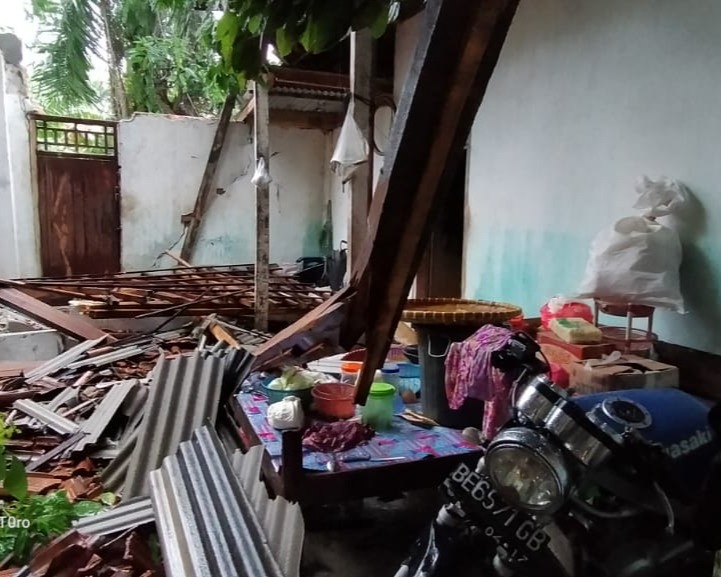 Akibat Hujan Deras Disertai Angin Kencang Puluhan Rumah Kecamatan Banjar Agung Porak Poranda