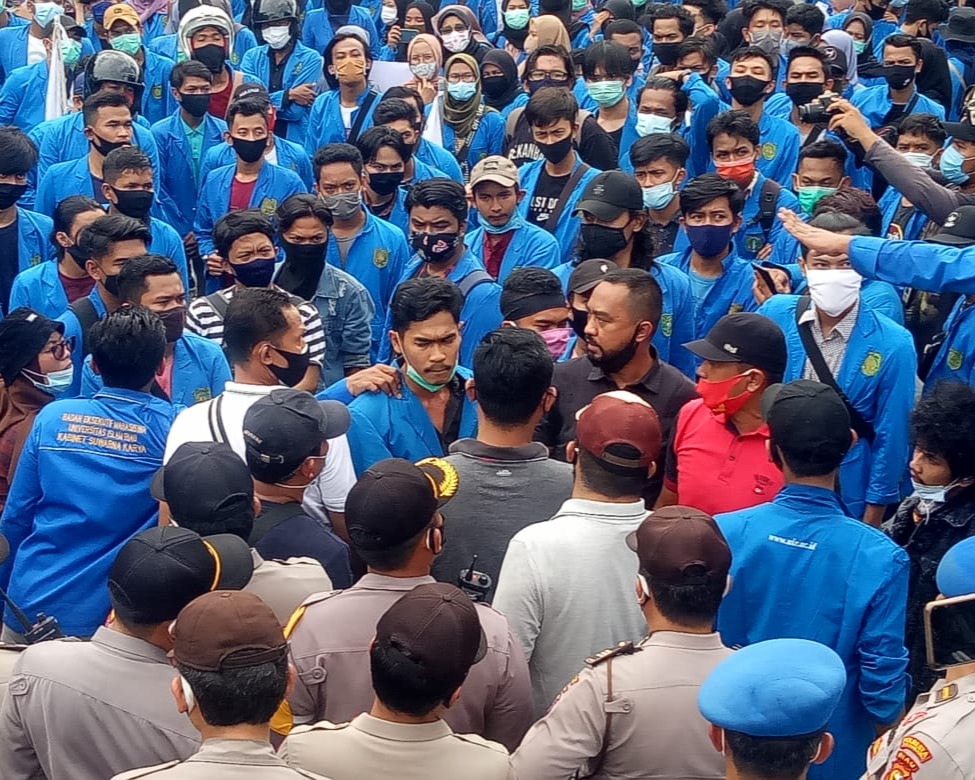 Kapolresta Pekanbaru Kawal Langsung Pengamanan Aksi Demo Tolak UU Cipta Kerja Di Gedung DPRD Provinsi Riau