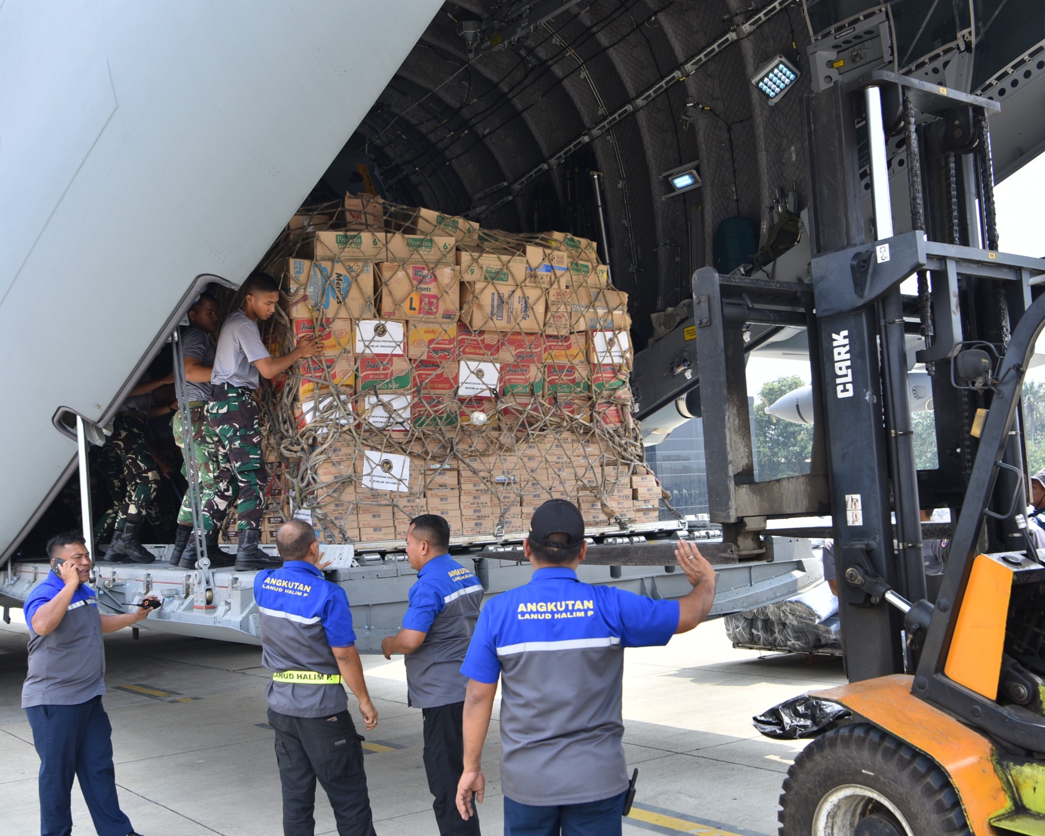 Gerak Cepat TNI AU Distribusikan Bantuan Logistik Ke NTT