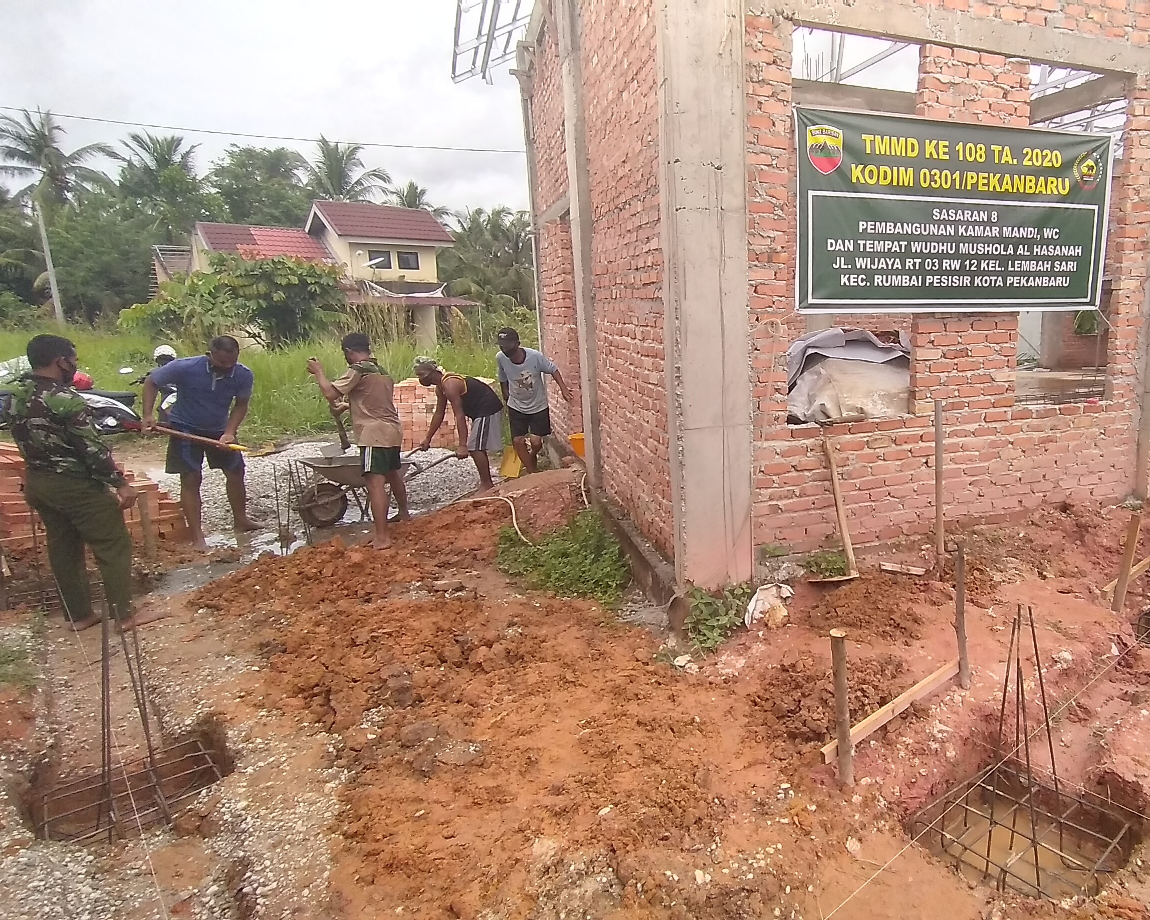 Pelaksanaan Sasaran 8 TMMD Ke 108, Babinsa Kodim 0301/Pekanbaru Bersama Warga Ikut Membangun Kamar Mandi, WC, Tempat Wudhu Mushola AL Hasanah