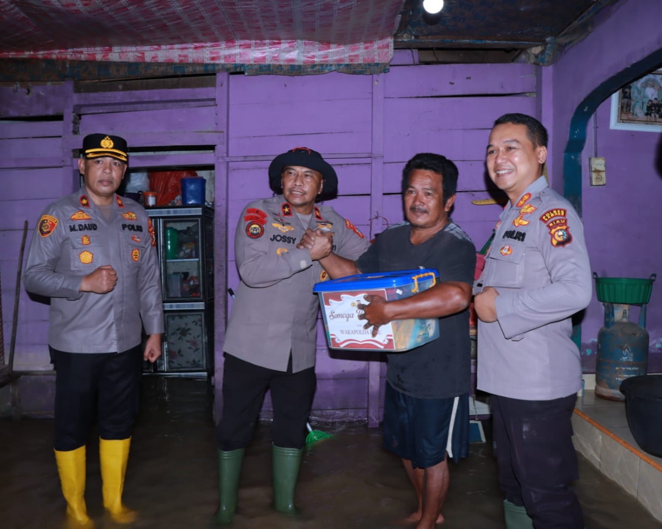 Wakapolda Riau Tinjau Langsung Lokasi Banjir di Gunung Sahilan Kabupaten Kampar, Salurkan Bantuan Sembako dan Layanan Kesehatan