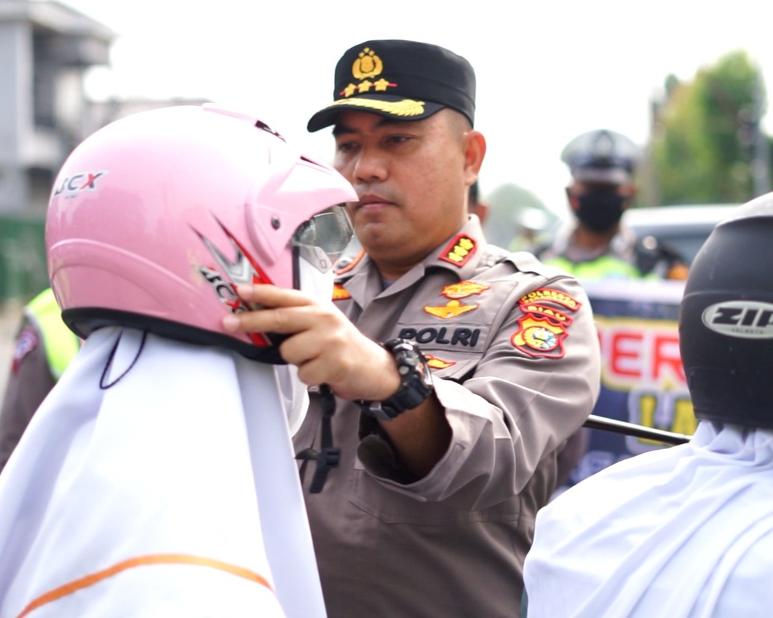 Pantau Langsung Operasi Keselamatan Lancang Kuning 2023, Kapolresta Pekanbaru Bagikan Helm Kepada Pengendara