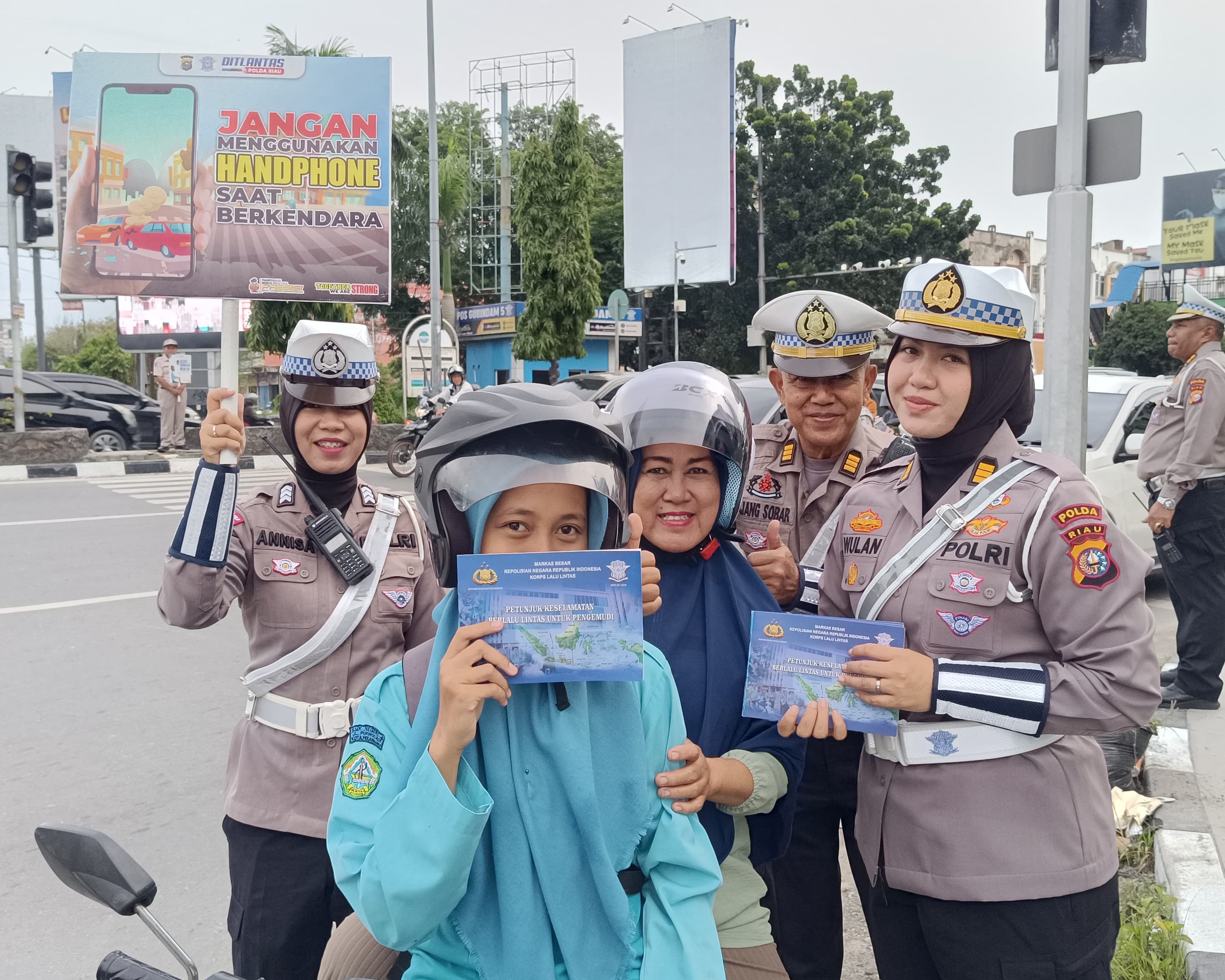 Ditlantas Polda Riau Terus Gencar Laksanakan Kampanye Keselamatan Berlalu Lintas di Traffic Light