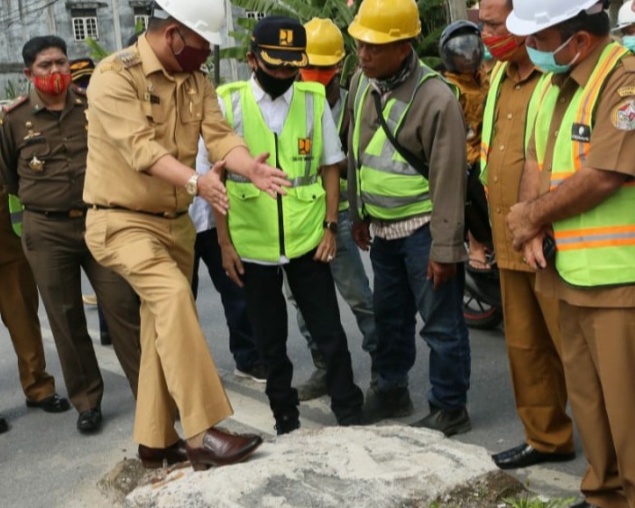Bupati Taput Meninjau Pelebaran Jalan dan Tekankan Perlunya Dukungan Semua Pihak Dalam Penataan Kota Siborong - Borong