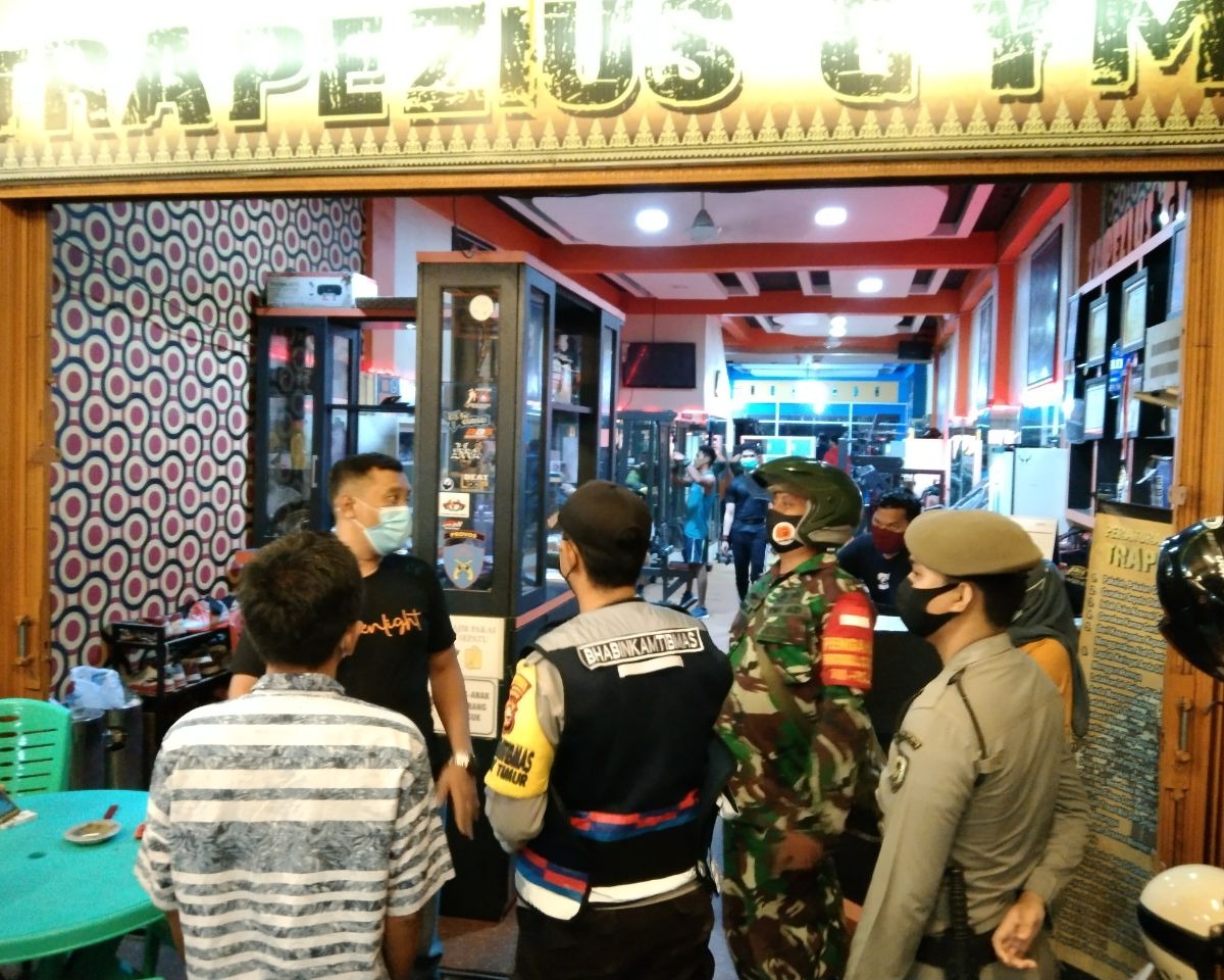 Personil Kodim 0301/PBR Bersama Polri dan Satpol PP Pekanbaru Gelar Patroli Prokes dan Sosialisasikan PPKM di Kelurahan Sidomulyo Timur