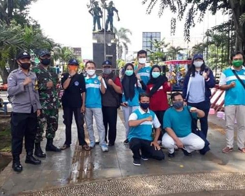 GMFKUB Kendal Bagikan Masker Sekitar Area Bundaran Sukorejo