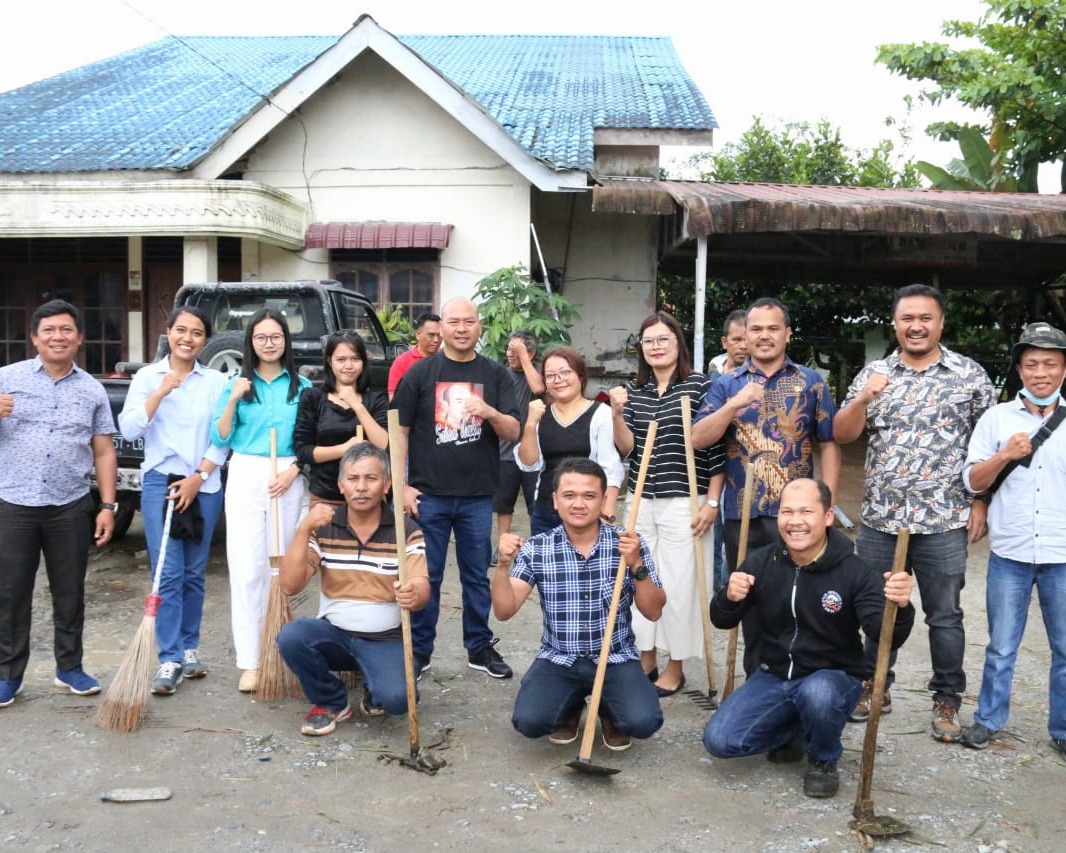Jaga Kebersihan Lingkungan Bupati Taput Ikut Gotong Royong Jumat Bersih